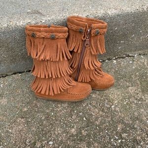 Minnetonka Tall Suege Fringe Boots Size 8